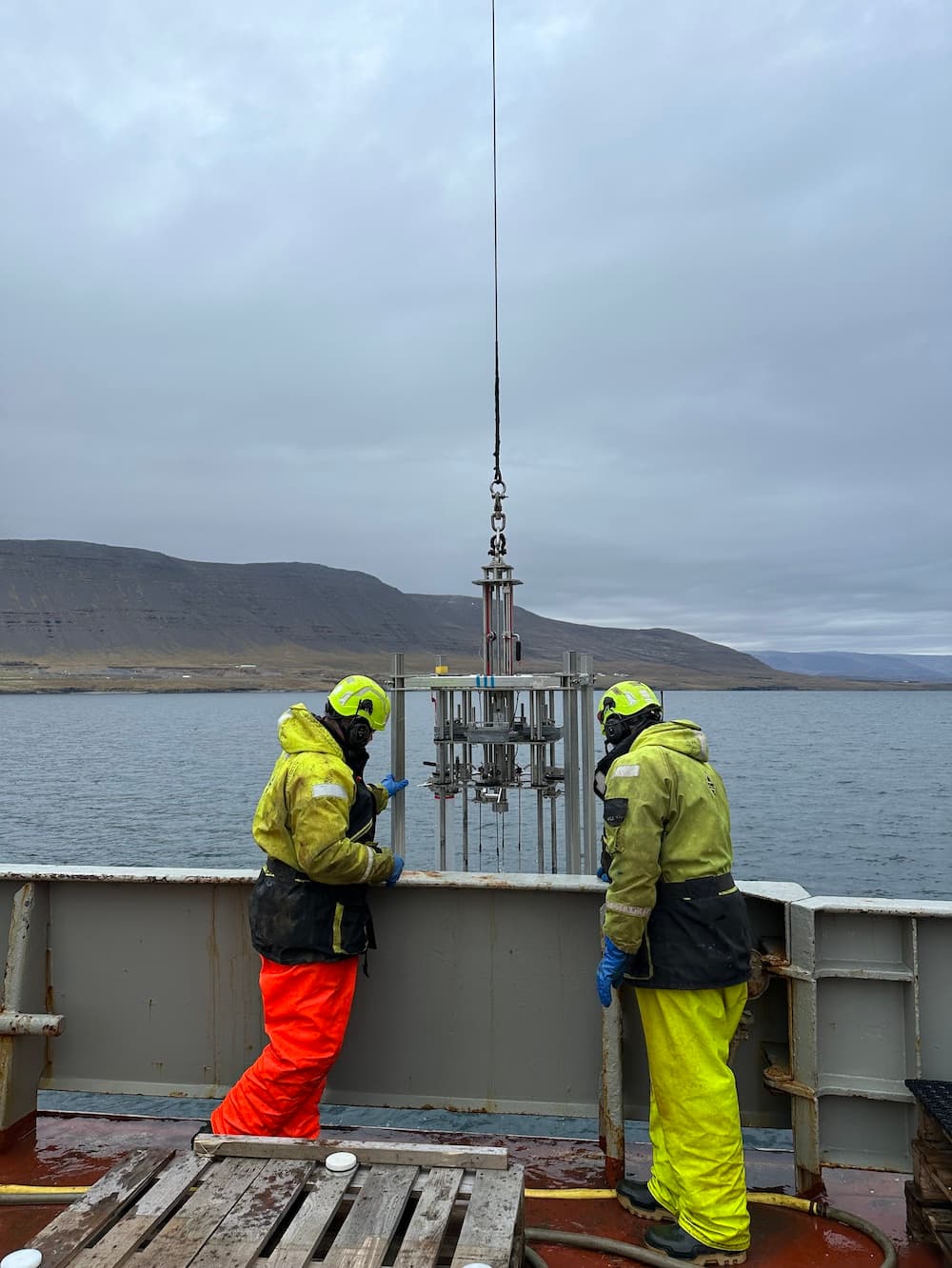 Kjarnasýnataka um borð í Bjarna Sæmundssyni í einum af leiðangrum Hafrannsóknastofnunar